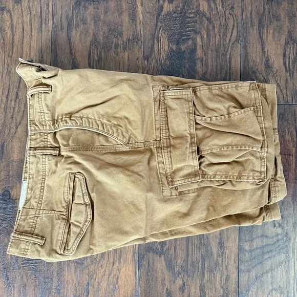 GAP Tan Cargo Shorts with comfy Waistband and Knee-Length Design - Picture 5 of 5